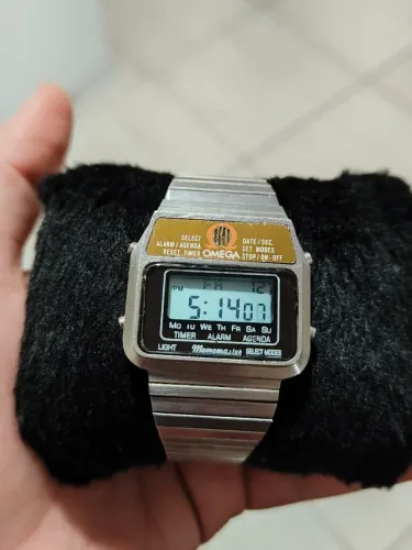 Relógio omega digital está com máquina Casio