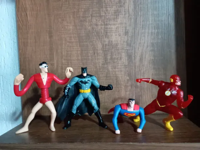 4 bonecos liga da justiça Batman,flash , super homem e homem borracha usados na condição