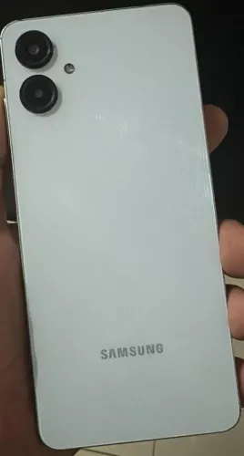 Galaxy A06 128gb trincado só película. 