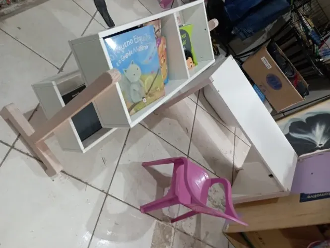 (Cód 014) Mesinha e Armário infantil pra sua crinça fazer a festa, desenhar, colorir 
