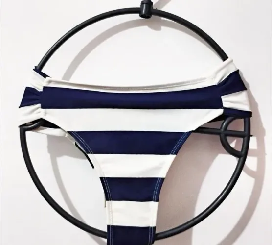 Calcinha de biquíni plus size listrada cintura alta veste 46 branco e azul marinho 