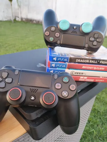 Playstation 4 slim com SSD de 1TB 4 jogos e 2 controles originais 