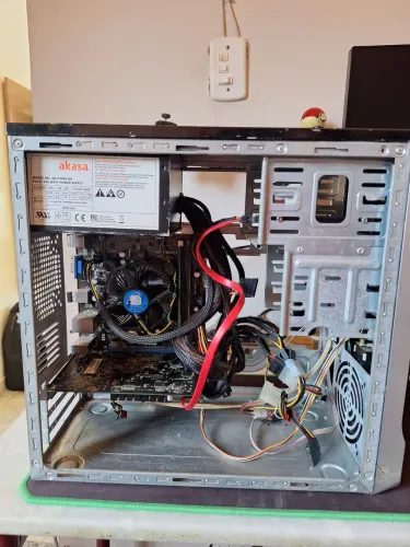 Computador desktop Intel Pentium 2.90GHz- 6GB RAM e placa de vídeo AMD 1GB