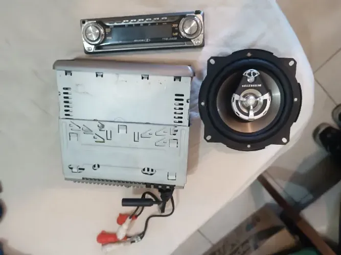 Som automotivo semi novo, funcionando com auto falante Selênio twitter, 5 polegadas 100w