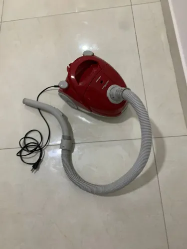 Aspirador de pó 220 volts semi novo 