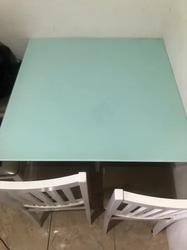 Mesa de vidro com 4 cadeiras em madeira
