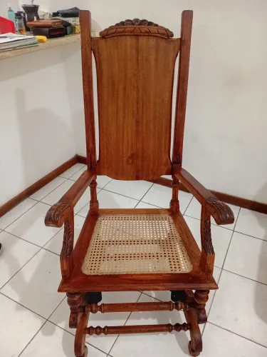 Cadeira de balanço de madeira com molas