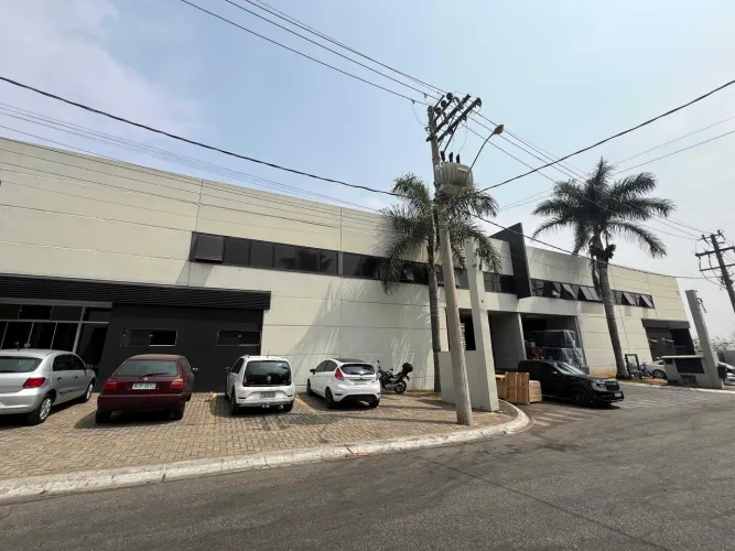 Galpão à venda no Condomínio Grupo Empresarial, de 1.317,73 m², 8 m pé direto no Iporanga 