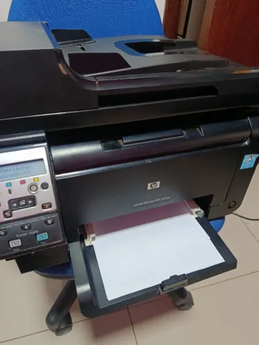 impressora colorida hp m175nw bem conservada com toner