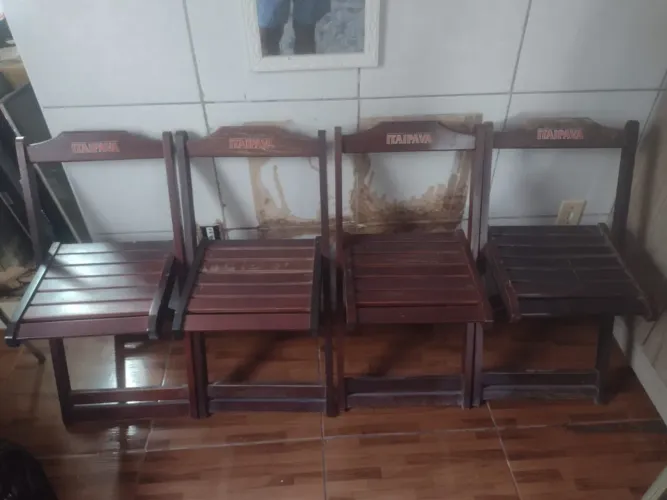 Vendo conjunto de mesa de madeira . Telefone para contato: *