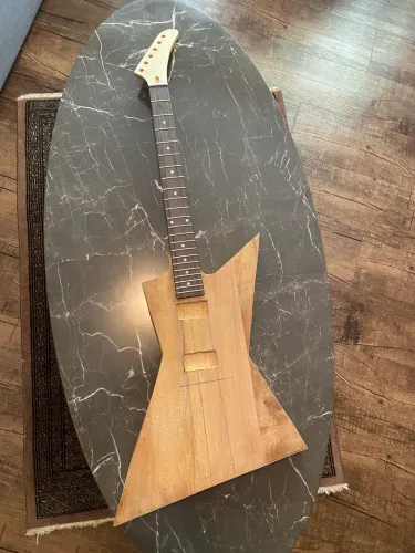 Corpo e braço de guitarra explorer para projeto