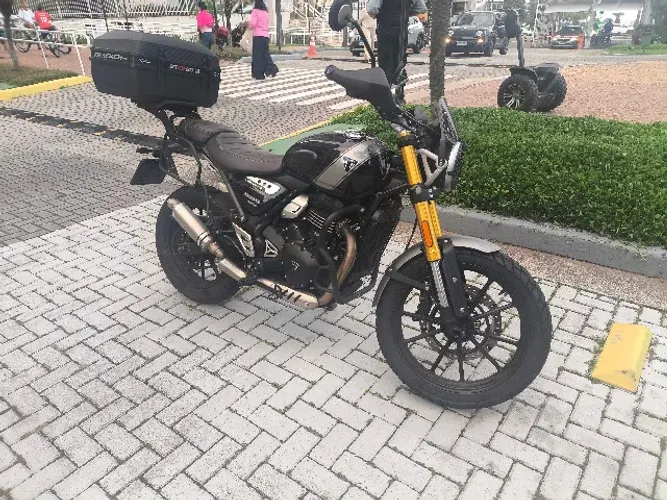 Triumph Scrambler 400X 2024/2025 Preta - Com acessórios