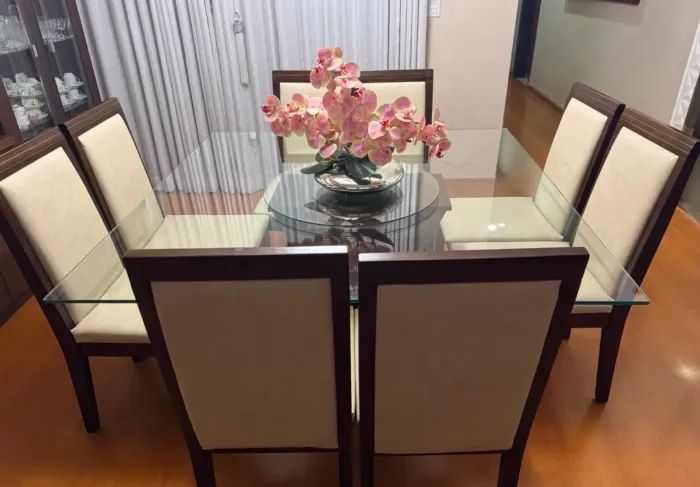 Mesa de jantar quadrada com 8 cadeiras