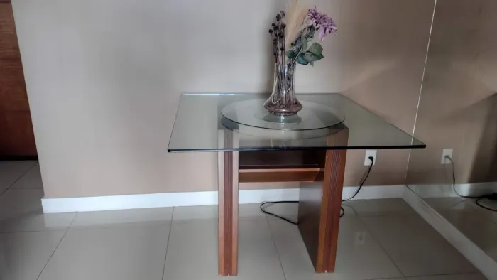 Mesa de madeira com tampo de vidro