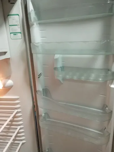 Geladeira semi nova gelando perfeitamente pronta para o uso