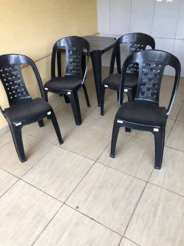 Cadeira e mesa sem uso !