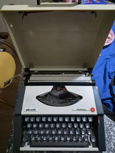 Máquina de escrever datilografar - Olivetti Tropical - em perfeito estado