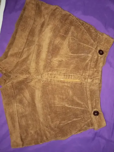 Short em viscose tamanho P da loja 3. Com textura, cor caramelo