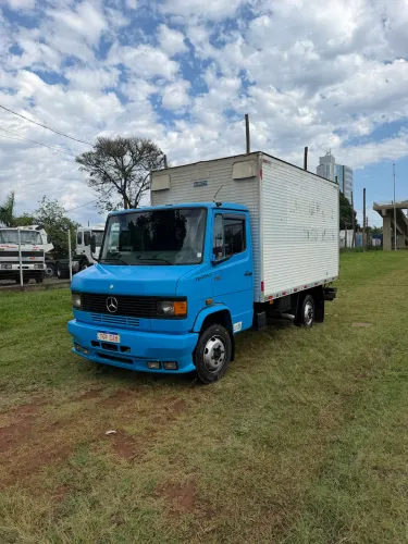 Caminhão Mercedes bens 710 baú