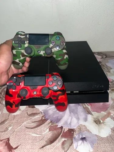 Ps4 com 2 controles e alguns jogos,console e controles em perfeito estado 
