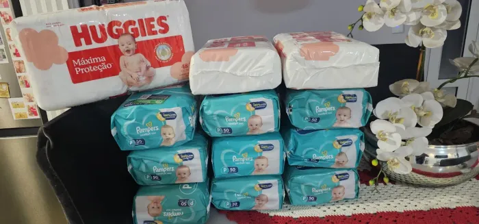 Kit de fraldas tamanho P Pampers e Huggies