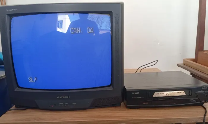 Tv Retrô, Tubo Mitsubishi Diamond Vision, mais Vídeo Cassete Philips Turbo Drive VR 355