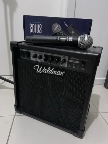 Caixa pedestal e microfone