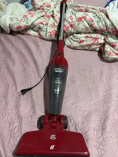Aspirador de pó funcionando 