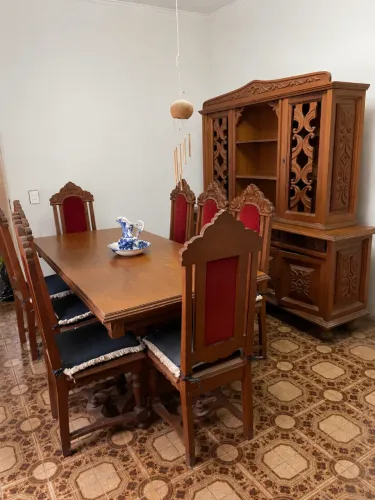 Oratório e mesa com 8 cadeiras antigos