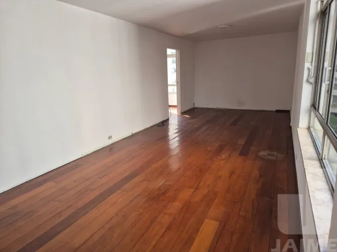Apartamento amplo e ensolarado em Higienópolis