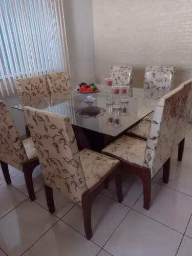 Mesa com oito cadeiras