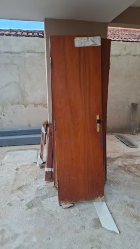 Porta de madeira e Janela Ferro  Residêncial 