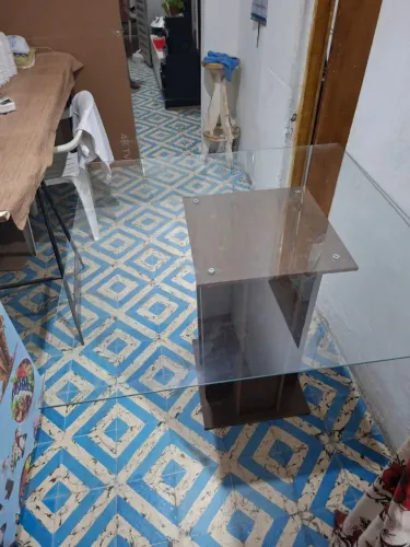 Mesa de madeira e vidro