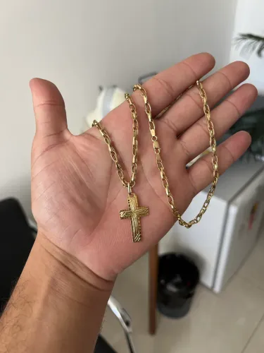Corrente oca com pingente cruz ouro 18k