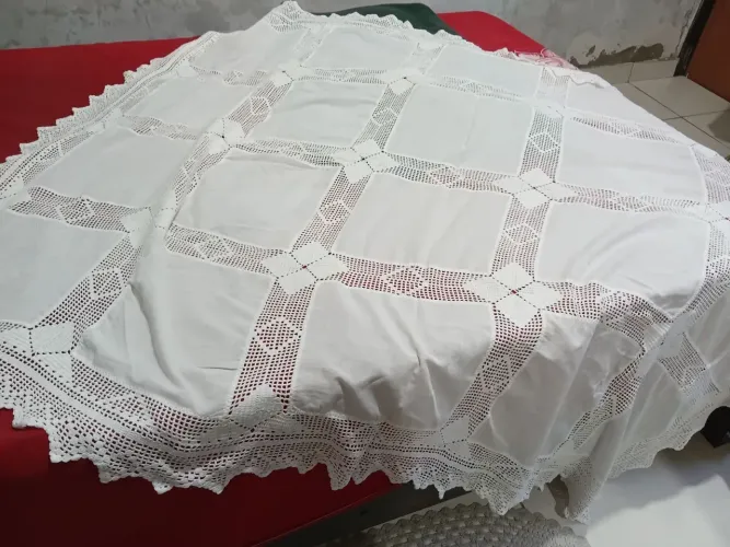 Mesa (toalha de mesa de crochê)