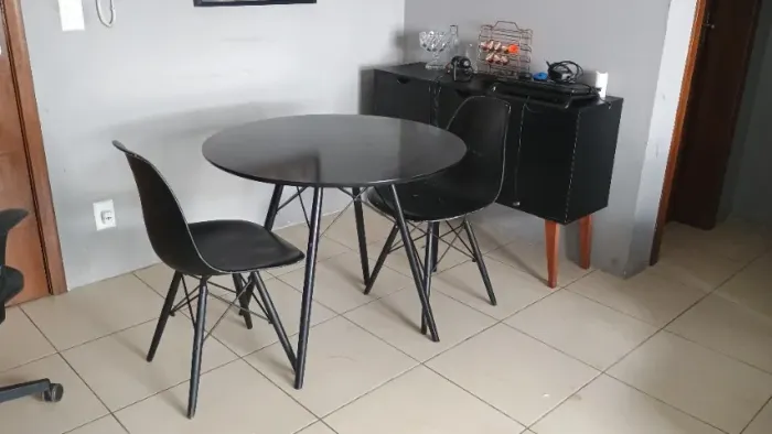 Mesa Redonda Eiffel 90cm + 2 Cadeiras Eiffel Preta