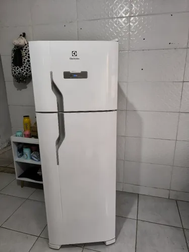 Geladeira duplex Electrolux Frost Free 220V. Zerada