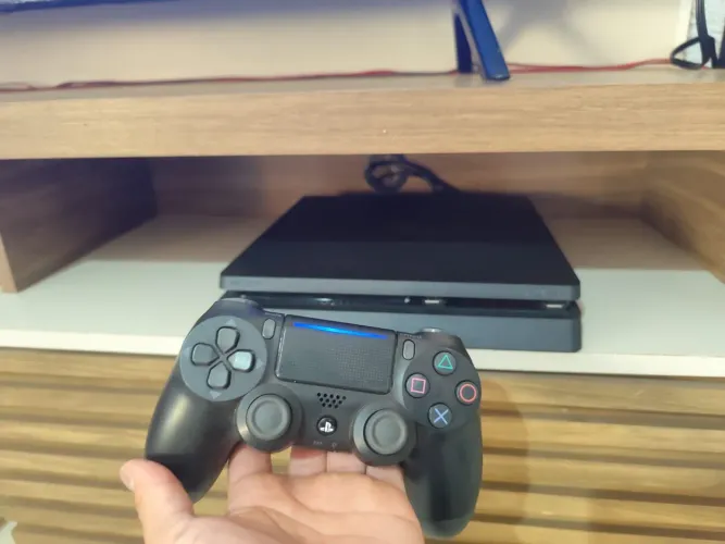 Playstation 4 Slim HD 1 tera conservado e limpo com vários Jogos.Completo com 2 controles
