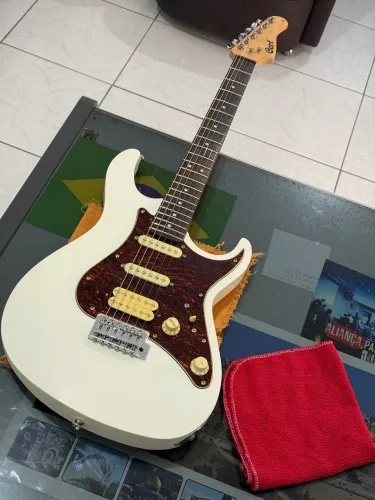 Guitarra Cort.