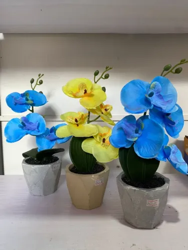 Flores artificiais em vaso de cimento para decorar 