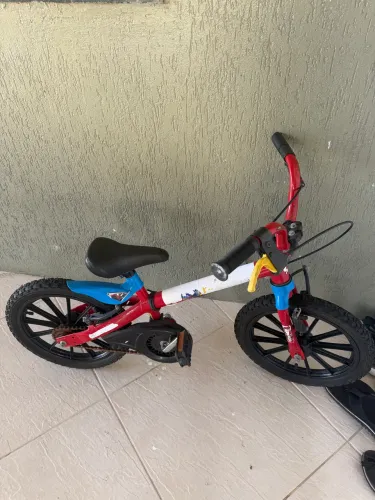 Bicicleta infantil do homem aranha