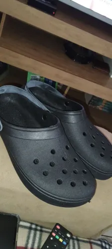 Vende-se Crocs preto tamanho 43