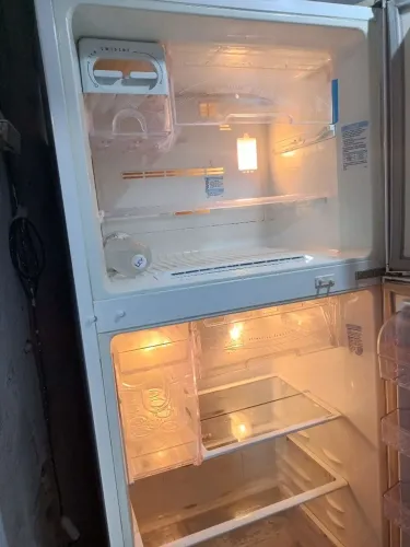 Vende-se essa geladeira está toda boa bem conservada estou vendendo porque vou embora