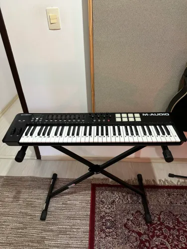Teclado Controlaror M-Audio Oxygen 61 + Pedal Sustain + Suporte + Bag