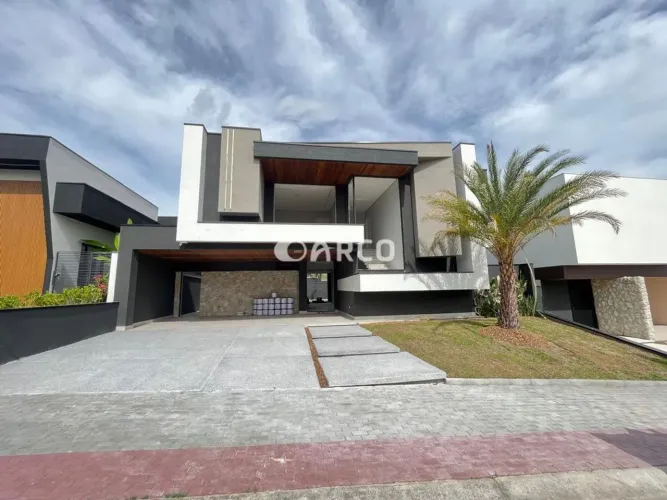 Urbanova - Sobrado com 5 suítes, energia fotovoltaica produzindo