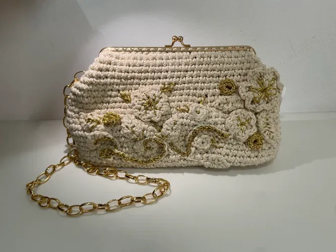 Bolsa Clutch de Crochê Feita à Mão com Bordado Dourado