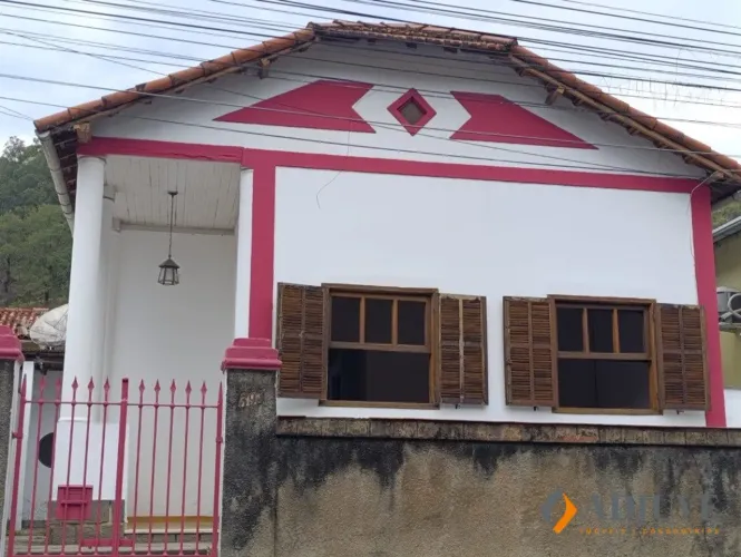 Imóvel com potencial para uso residencial ou comercial!
