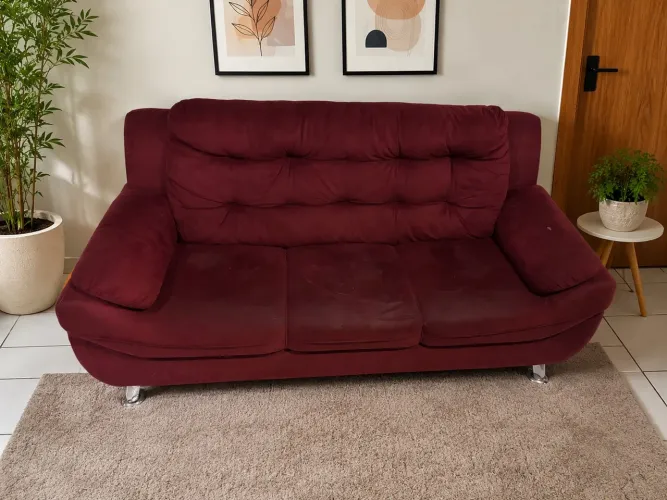 Sofá 3 Lugares em Suede Bordô - Confortável e Bem Conservado