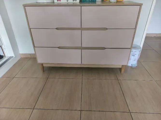 Cômoda rosa infantil rosa com amaderado