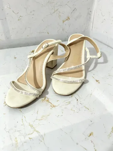 Sapato feminino branco saltinho